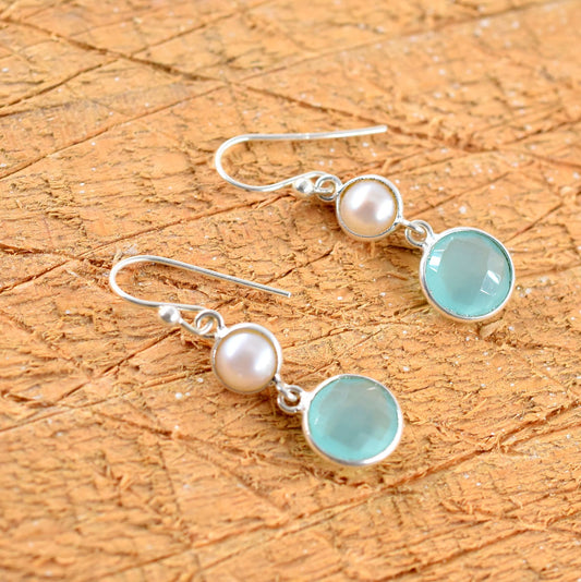 Pair of earrings with pearl and blue stone