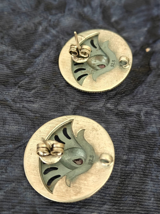 Pair of gold earrings 