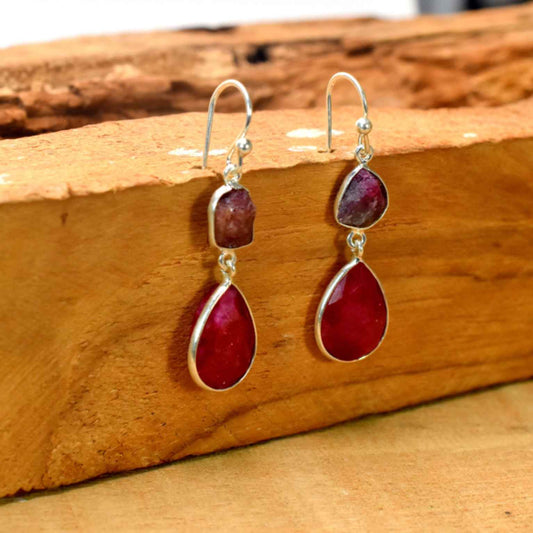 Pair of earrings with red teardrop stones
