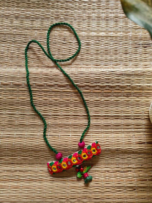 Colorful necklace with floral design 